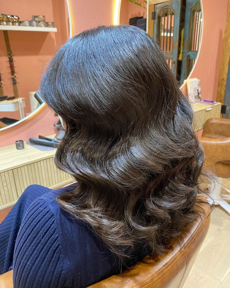 Elegant Vintage Waves