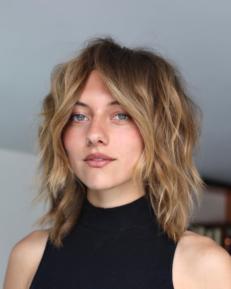 Wavy Shoulder-Length Cut